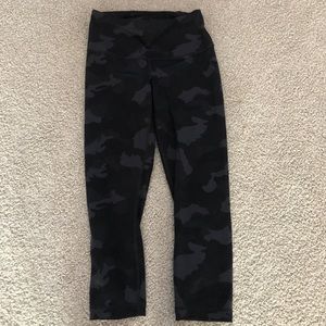 black camo yogalicious cropped leggings size s